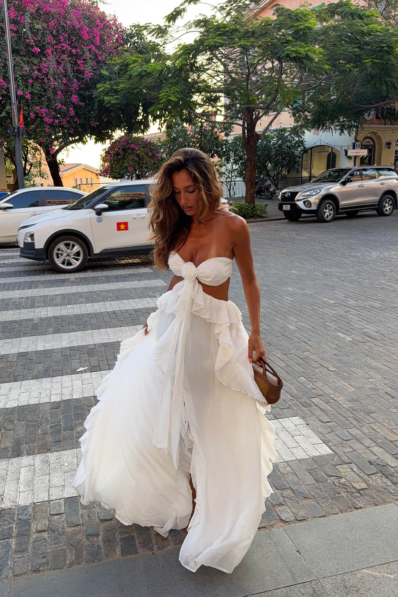Santiago | White Maxi Dress with Halterneck & Cut-Out Design | Elegant Long Dress for Special Occasions