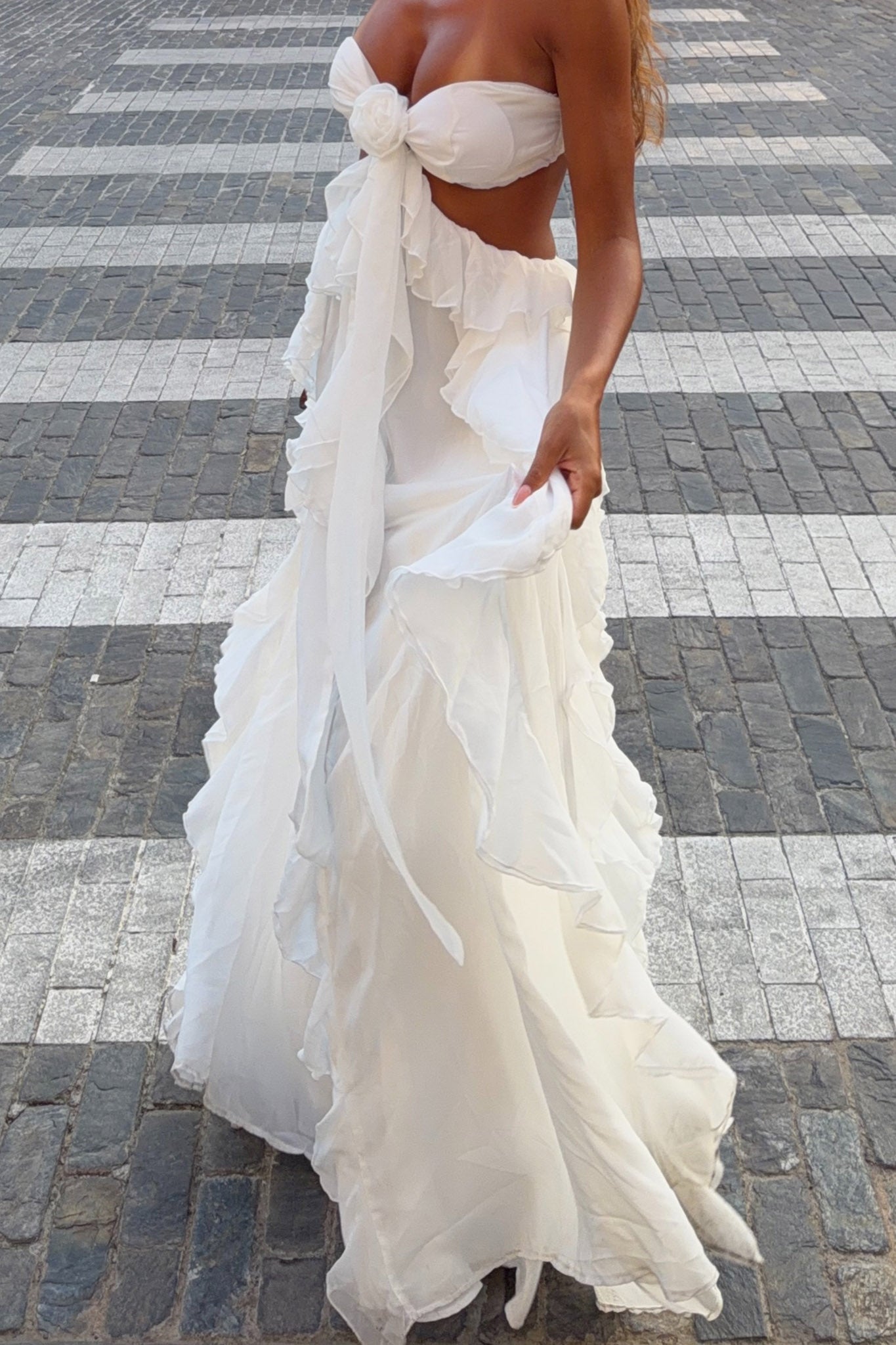 Santiago | White Maxi Dress with Halterneck & Cut-Out Design | Elegant Long Dress for Special Occasions