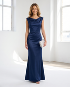 Satin-Abendkleid im Meerjungfrau-Schnitt – Wasserfallausschnitt, bodenlang